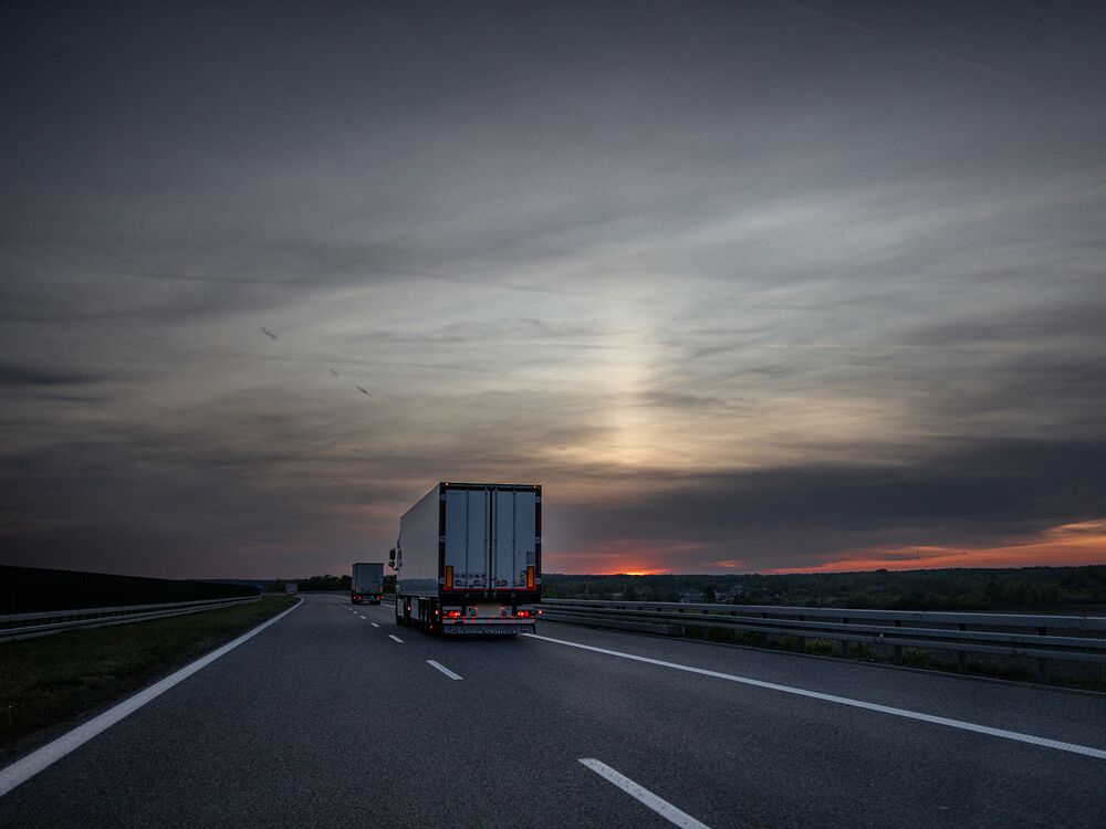 Sattelzug auf der Autobahn in der Abenddämmerung