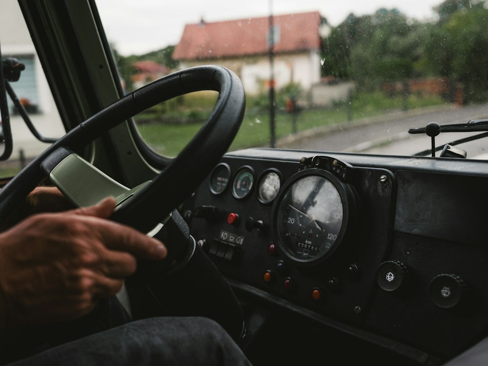 Hände eines Lenkers am Lenkrad eines Lkw