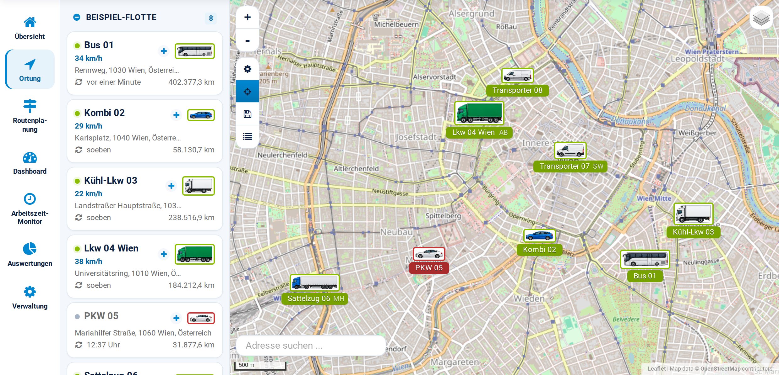 Live-Ortung im gps365-Cockpit: Lkw, Sattelzug, Transporter, Kombi und Bus mit ihren Fahrzeugsymbolen auf der Karte von Wien, daneben die Fahrzeugliste mit Standort, Geschwindigkeit und Kilometerstand